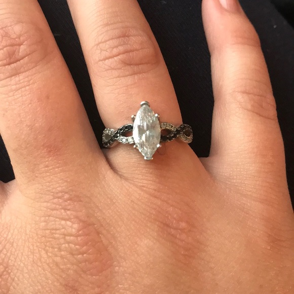 Black and white ring - Picture 2 of 2